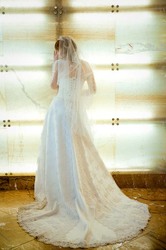Шикарное свадебное платье из Италии цвета айворы +при покупке подарок